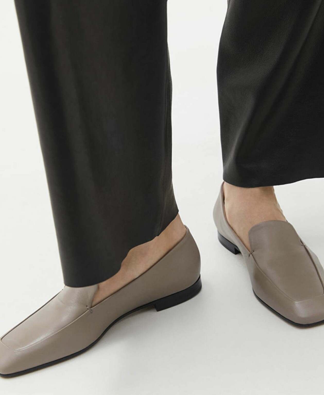 Kittfärgade loafers med tvär tå, från Arket.