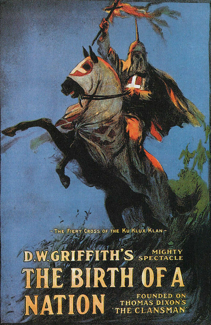 I D.W Griffiths film från 1915 skildras klanen som Söderns hjältar som skyddar den vita befolkningen efter inbördeskriget. Klanens inflytande skildrades i filmen <i>Birth of a nation</i>
