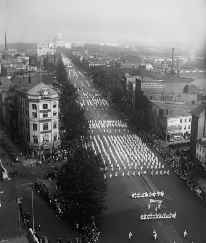 Rättegången gjorde att klanen tappade medlemmar i rasande takt. Men till paraden i Washington 1926 fanns det ännu många villiga. Ku klux klan paraderar i Washington 1926