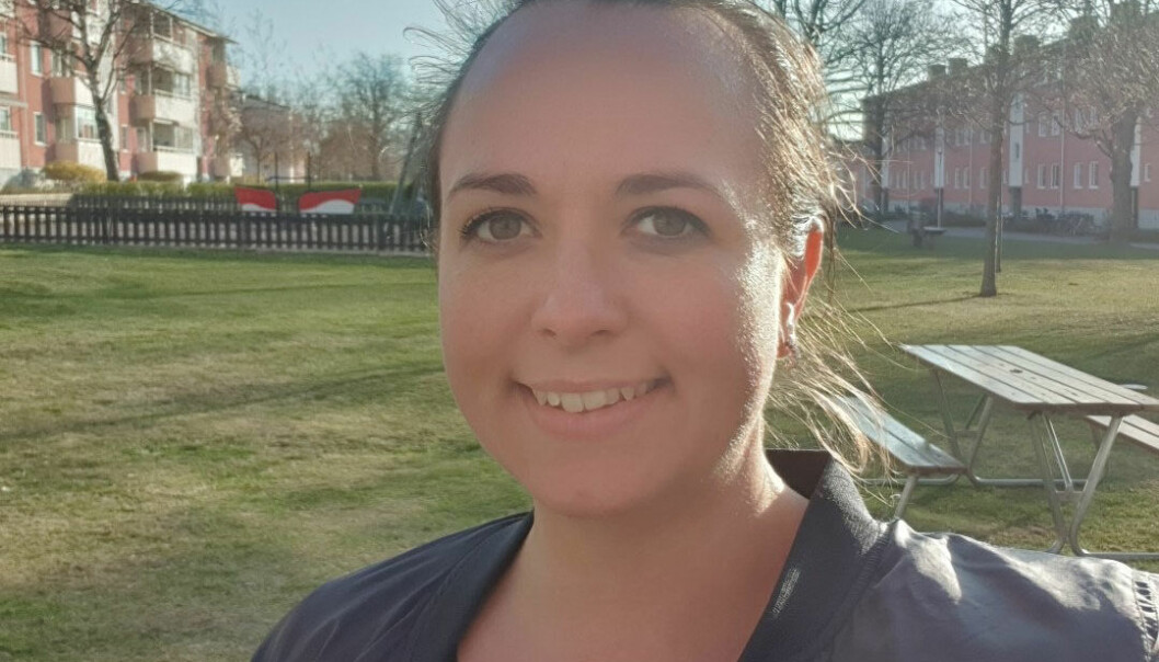 Klara-Maria på en av de första promenaderna efter att hon blev frisk och kunde lämna hemmakarantänen. Foto: Privat Klara-Maria Mach på en gräsmatta i Uppsala.