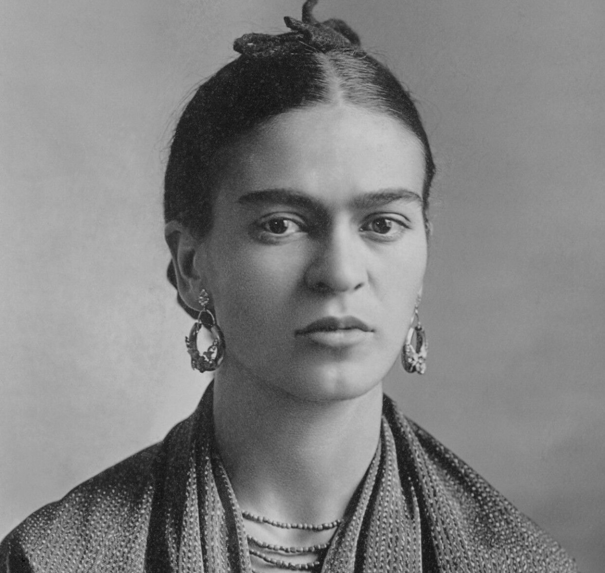 Foto: Guillermo Kalho Klassiskt fotografi av Frida Kahlo.