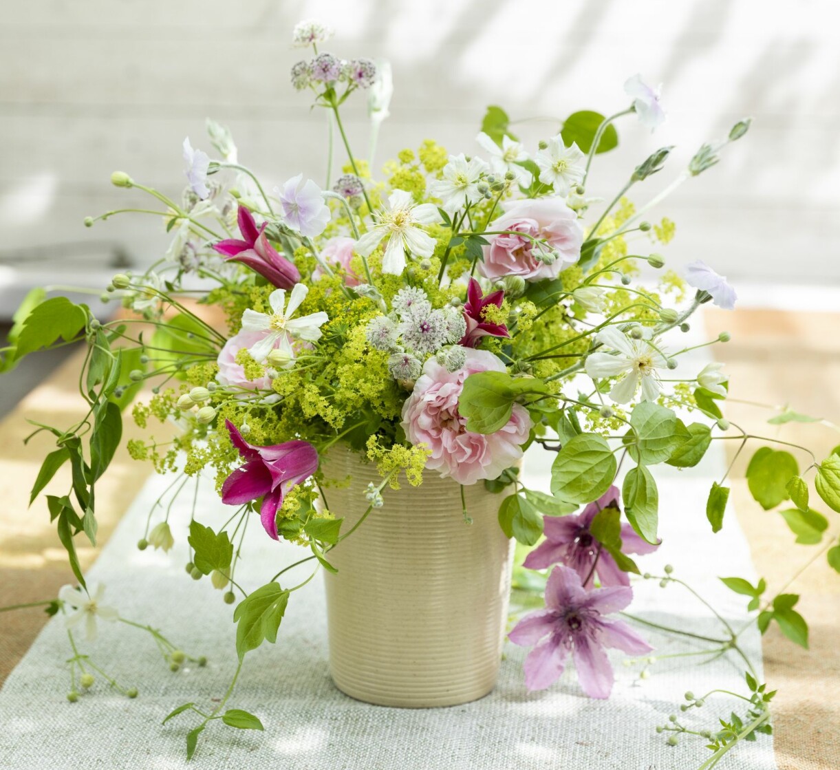 Jodå, den är ljuvlig i buketter också! Här samsas sorterna 'Princess Diana', 'Summer Snow' samt 'Hagly hybrid' med rosor, stjärnflocka och daggkåpa. Klematis planterad i kruka som snittblomma.
