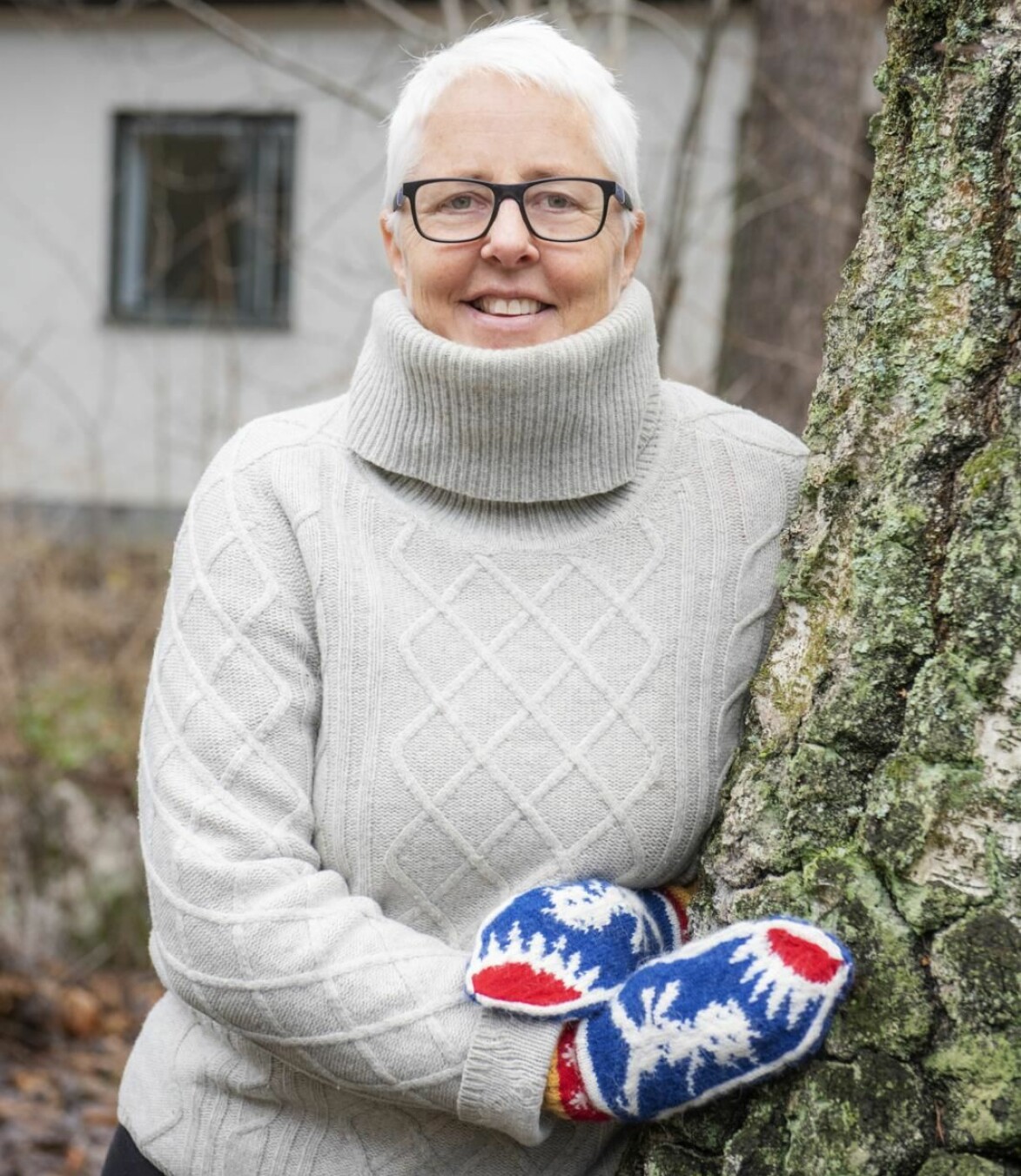 Vantarna med Solstickan är Lottas favoriter, men hon kan inte sälja mönstret på grund av upphovsrättsliga skäl. Knitting Lotta bär sina egna favoritvantar som är inspirerat av klassiska tändsticksasken Solstickan.
