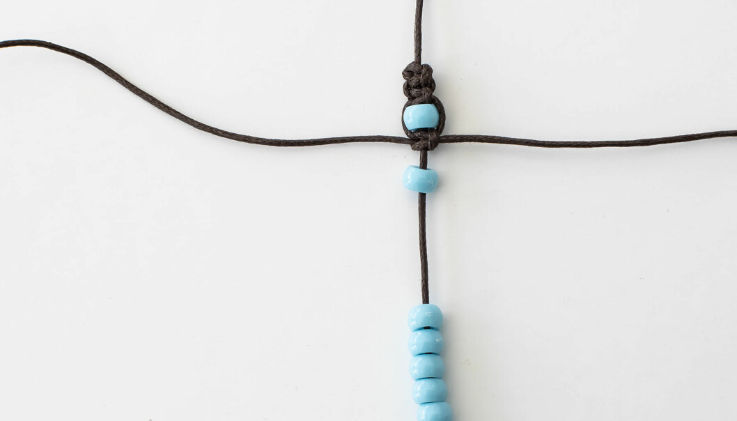 Knyt armband i makramé