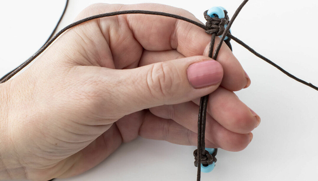 Knyt armband med makramé
