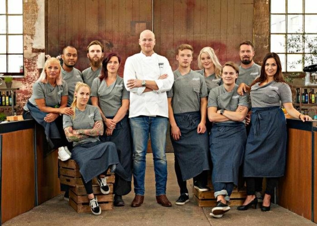 Från vänster: Lisanna Carmen Pilv, Enzio Bonsu, Sofia Tiger, Isaac Jonsson, Emelie Sjöström, Johan Jureskog (programledare), Jonas Wiberg, Nora Fries Waldekrantz, Max Bogren-Lindahl, Marcus Holmberg, Beatrice Hedrén. Från vänster: Lisanna Carmen Pilv, Enzio Bonsu, Sofia Tiger, Isaac Jonsson, Emelie Sjöström, Johan Jureskog (programledare), Jonas Wiberg, Nora Fries Waldekrantz, Max Bogren-Lindahl, Marcus Holmberg, Beatrice Hedrén.
