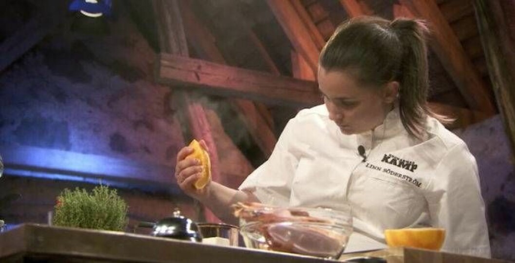 Linn Söderström lagar en sås med apelsinsmak till ankbröstet, men det räcker dessvärre inte hela vägen. Foto: TV4 Linn Söderström lagar en sås med apelsinsmak till ankbröstet, men det räcker dessvärre inte hela vägen.
