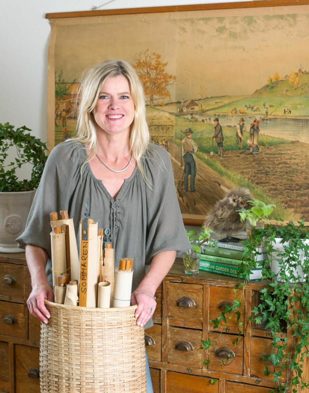 Fotografen Anna Jeppsson har samlat på sig nästan hundra emaljerade föremål från Kockums under åren.