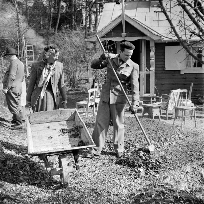 Vårstädning på kolonilott 1940-tal. Under de båda världskrigen var maten som odlades viktig för många familjers hushållsekonomi. Behovet av rekreation var också stort. Vårstädning på kolonilott 1940-tal. Under de båda världskrigen var maten som odlades viktig för många familjers hushållsekonomi. Behovet av rekreation var också stort.