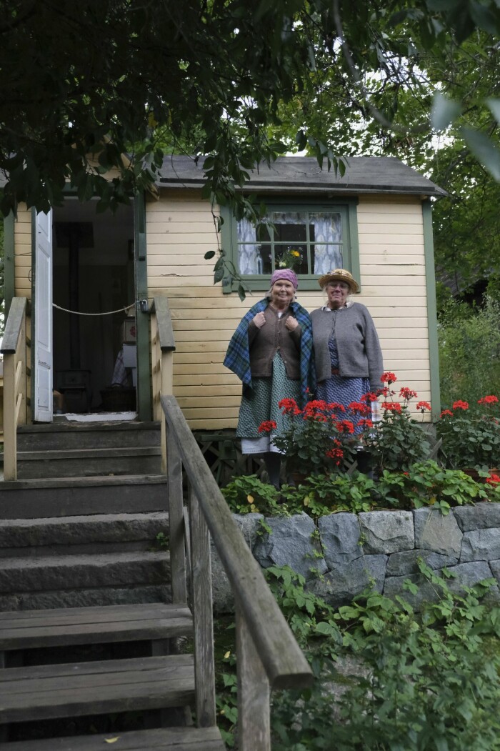 På Skansen i Stockholm finns två tidstypiska kolonilotter med volontärer på plats sommartid. Här står Skansenkolonisterna Lena Rignell och Irene Nilsson utanfor lotten från 1940-talet. Den andra lotten är från 1920-talet. På Skansen i Stockholm finns två tidstypiska kolonilotter med volontärer på plats sommartid. Här står Skansenkolonisterna Lena Rignell och Irene Nilsson utanför lotten från 1940-talet. Den andra lotten är från 1920-talet.
