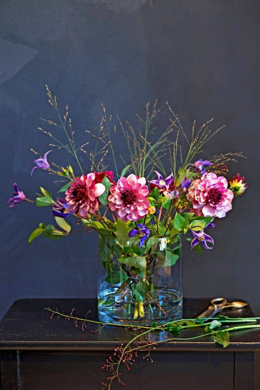 Arrangemang med dahlia. Foto: Pernilla Wästberg Arrangemang med dahlia.