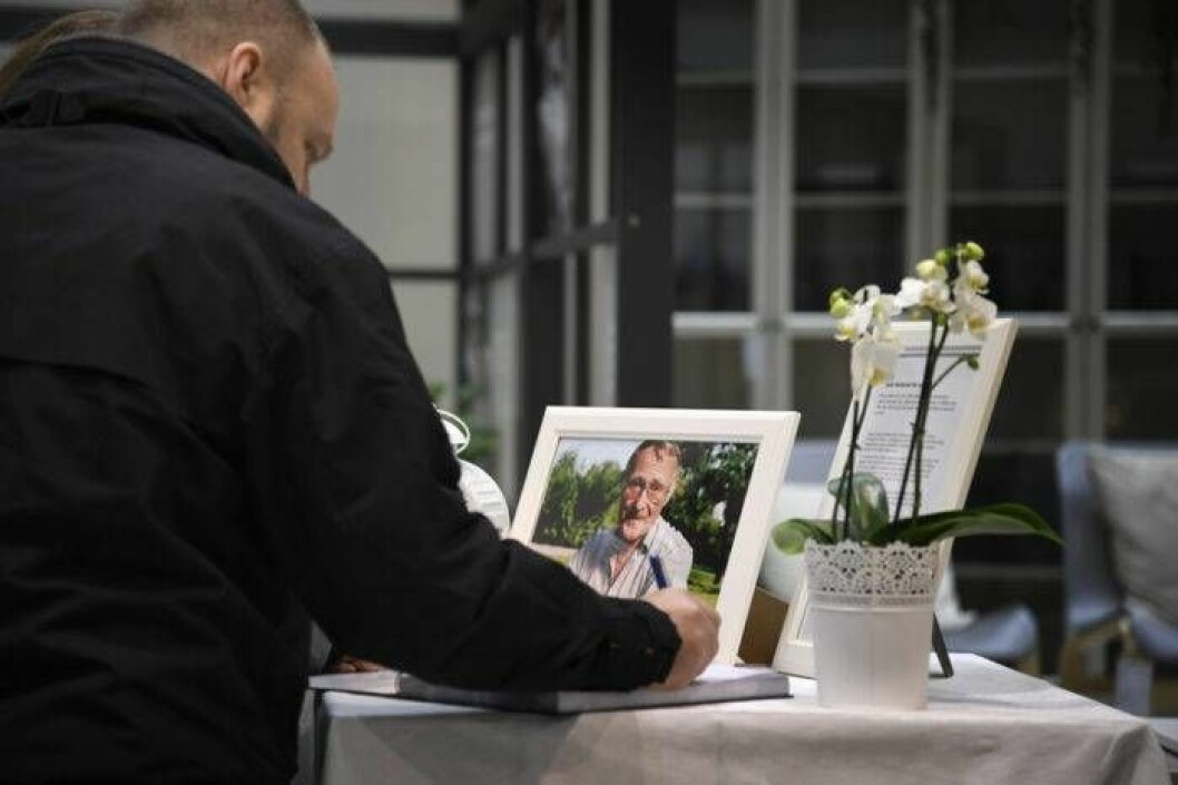 Kunder på Ikea i Kungens kurva kunde skriva i en kondoleansbok efter Ingvar Kamprads bortgång. Bild: IBL Kunder på Ikea i Kungens kurva kunde skriva i en kondoleansbok efter Ingvar Kamprads bortgång.