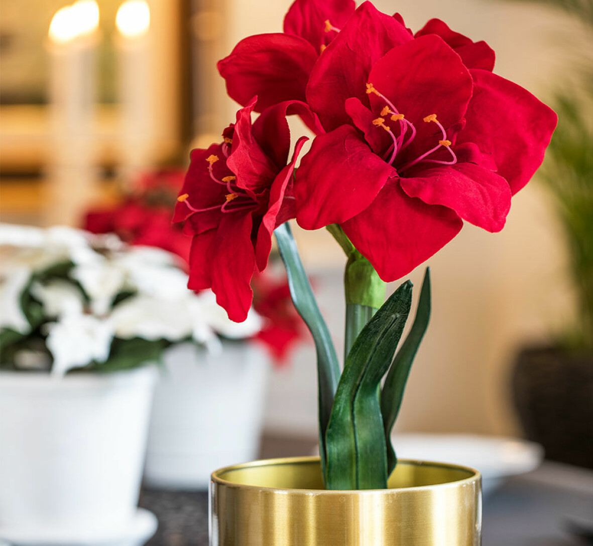 Konstgjord röd amaryllis i en guldkruka