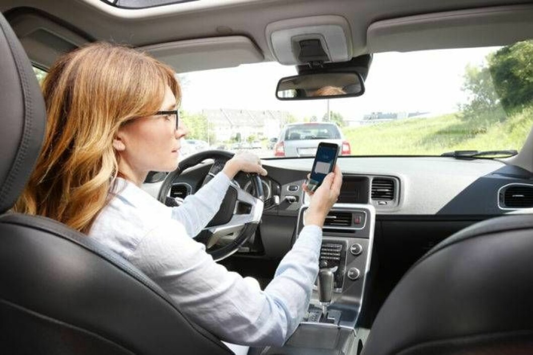 Foto: Shutterstock/IBL Man får inte ha mobilen i bilen.