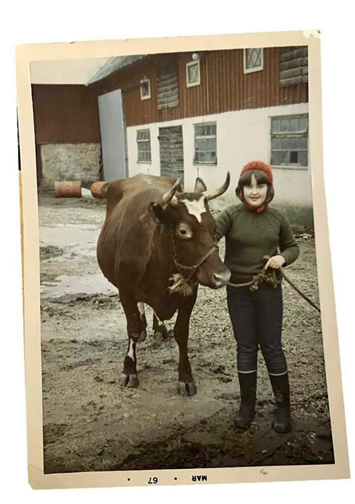 Babben Larsson som barn med sin ko.