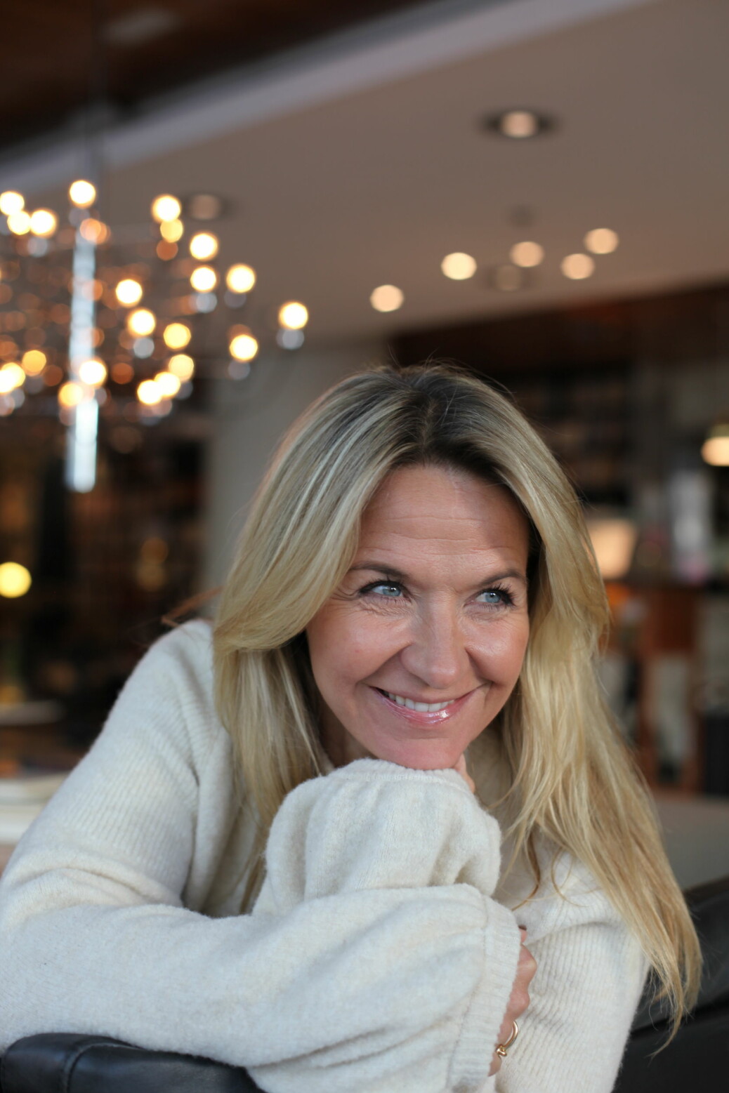 - Jag är väldigt lycklig i mig själv och kräver inte mycket av vardagen, säger Kristin. Kristin Kaspersen skrattar och se glad ut.