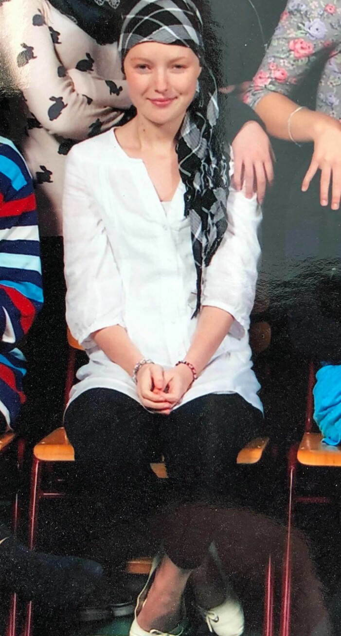 Under sin sjukdomstid ville Kristin sällan vara med på bild, det här är en av få bilder som finns på henne från den perioden. Kristin Nordström på ett gammalt klassfoto.