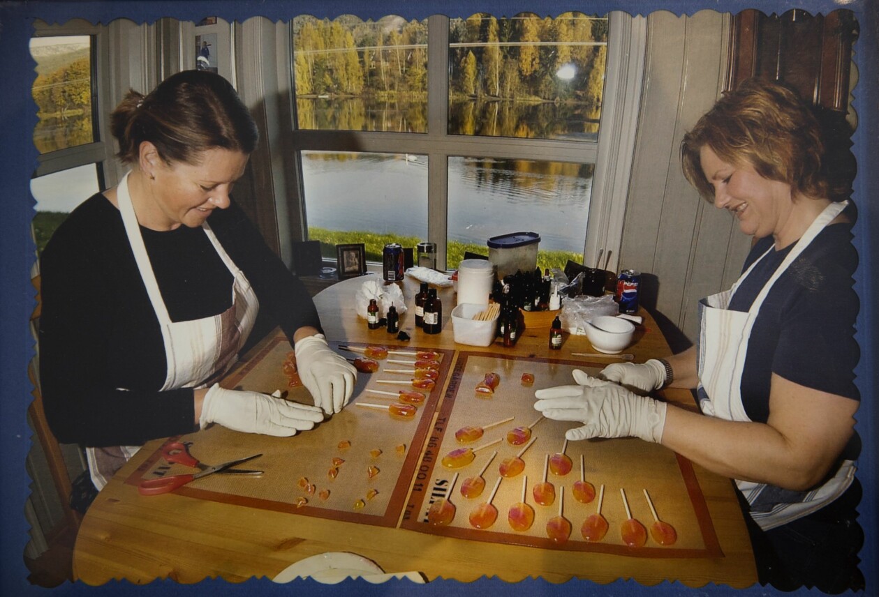 Tillsammans med väninnan Sigrun tillverkar Kristin karameller med kärlek. Kristin Reiner och vännen Sigrun hittade en ny hobby: Tillverka karameller.