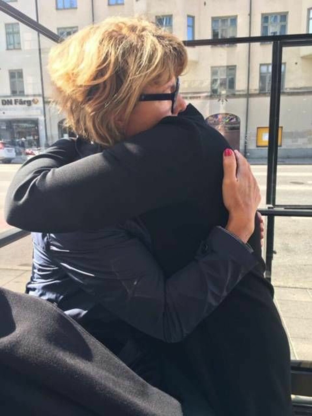 Kristina Alsér och dottern Emma utanför sjukhuset dagen efter att Janne segnat ner i trapphuset. Bild: Privat Kristina Alsér med dottern Emma utanför St Görans sjukhus