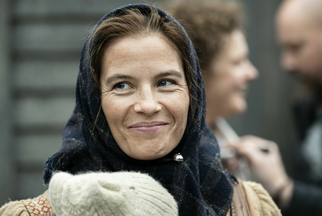 Lisa Carlehed i "Kristina-sjalett" under inspelningen