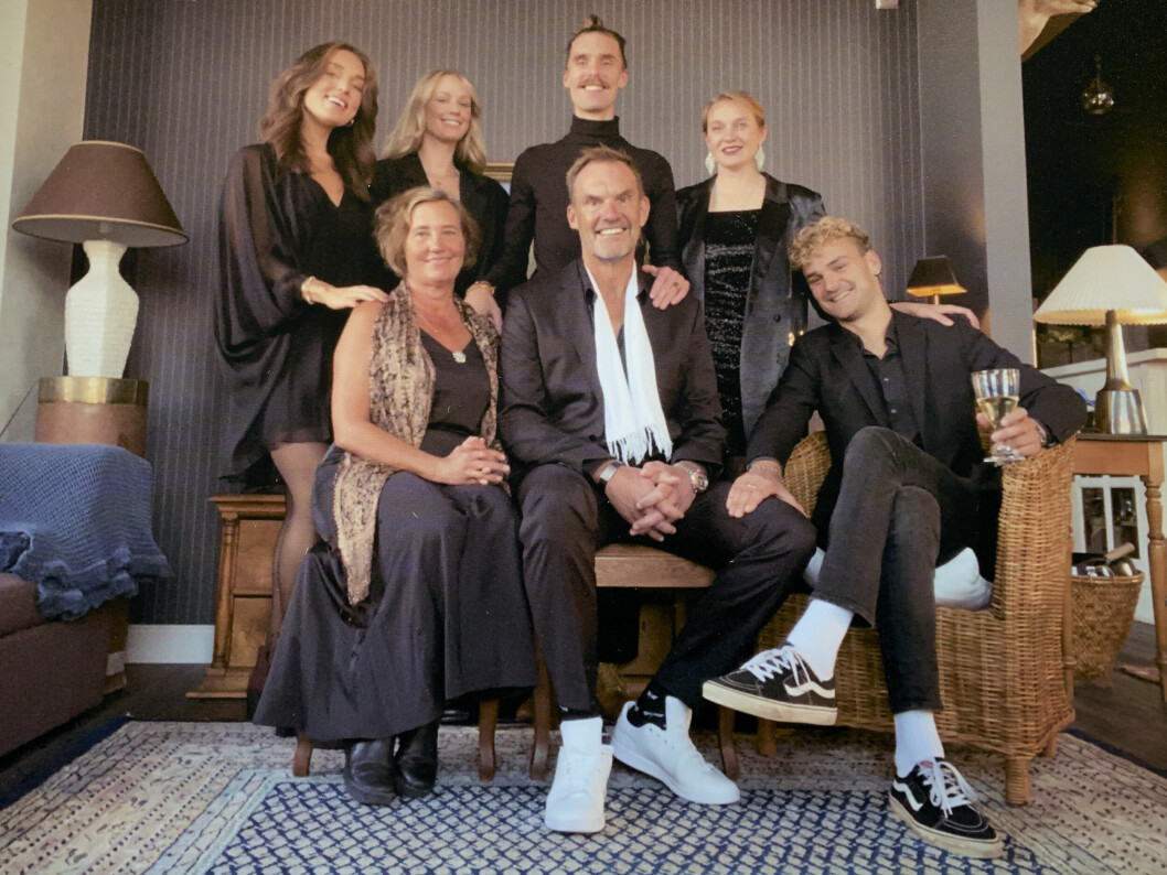 Kristofer och Sanna sitter tillsammans med sina barn runt sig och alla ser glada ut.