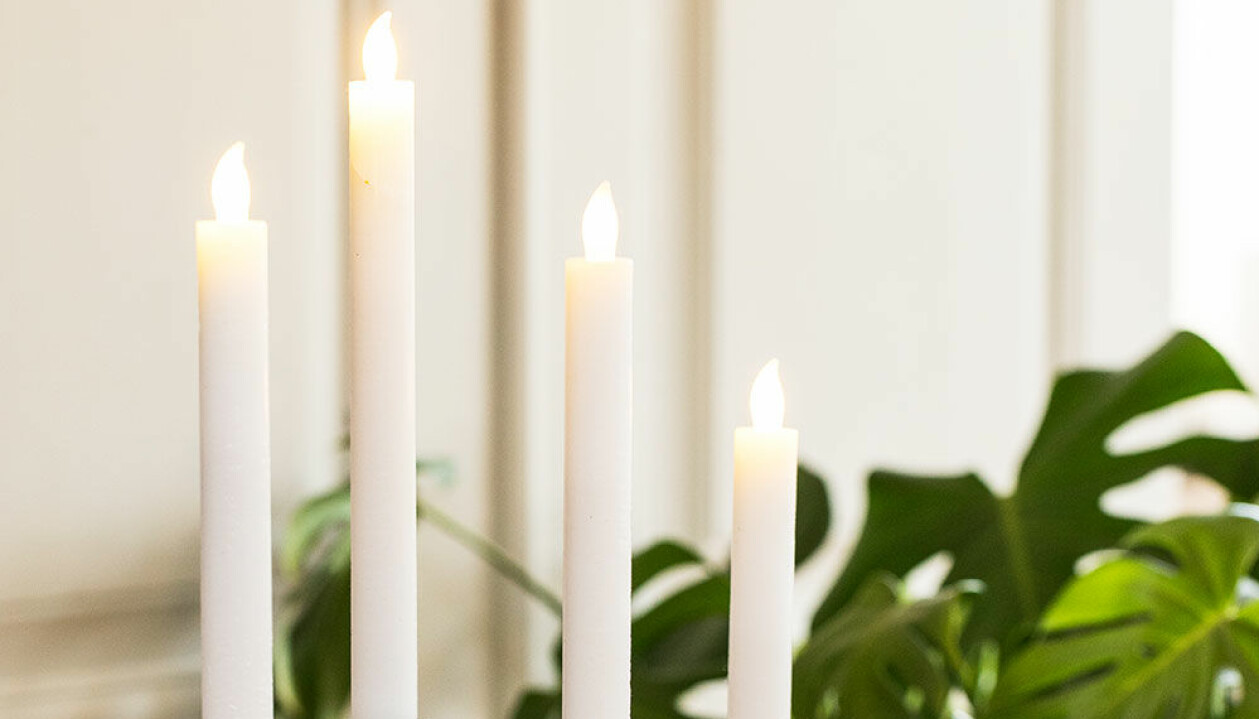 Kronljus i vax med LED-lampa.
