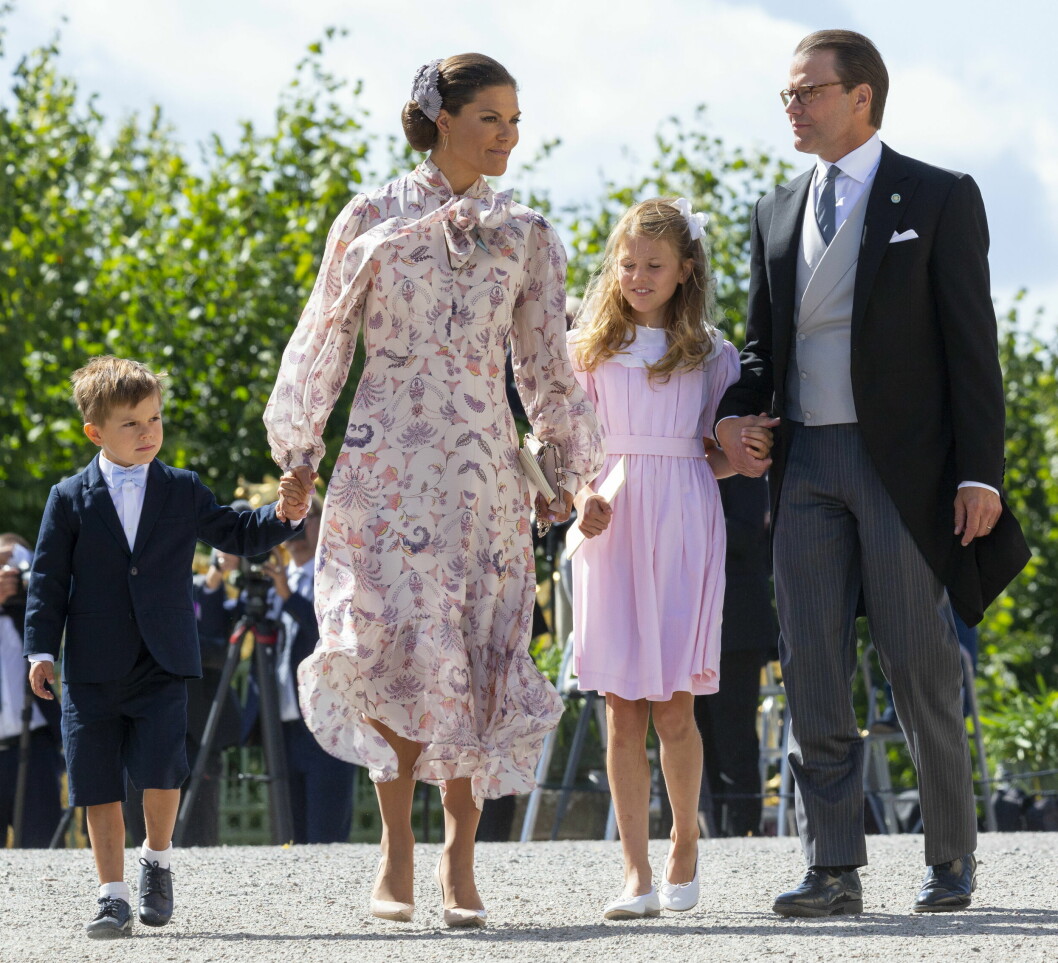 Kronprinsessan Victoria med prins Oscar, prinsessan Estelle och prins Daniel vid Drottningholms slottskyrka sommaren 2021. kronprinsessfamiljen