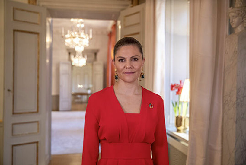 Kronprinsessan i röd klänning.