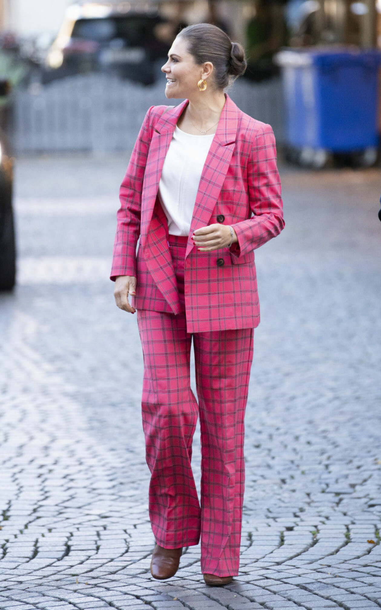 Kronprinsessan i sin tidigare styling – kostym från By Malina, väska från Little Liffner och boots från Ralph Lauren.