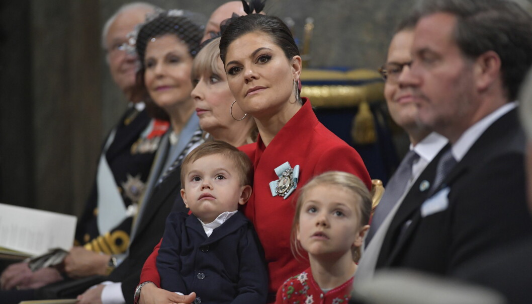 Prins Oscar, kronprinsessan Victoria och prinsessan Estelle vid prins Gabriels dop i Drottningholms slottskyrka. Kungliga namn är oberäkneliga som trendsättare. Foto: TT Kronprinsessan Victoria, prins Oscar och prinsessan Estelle under ett kungligt dop.