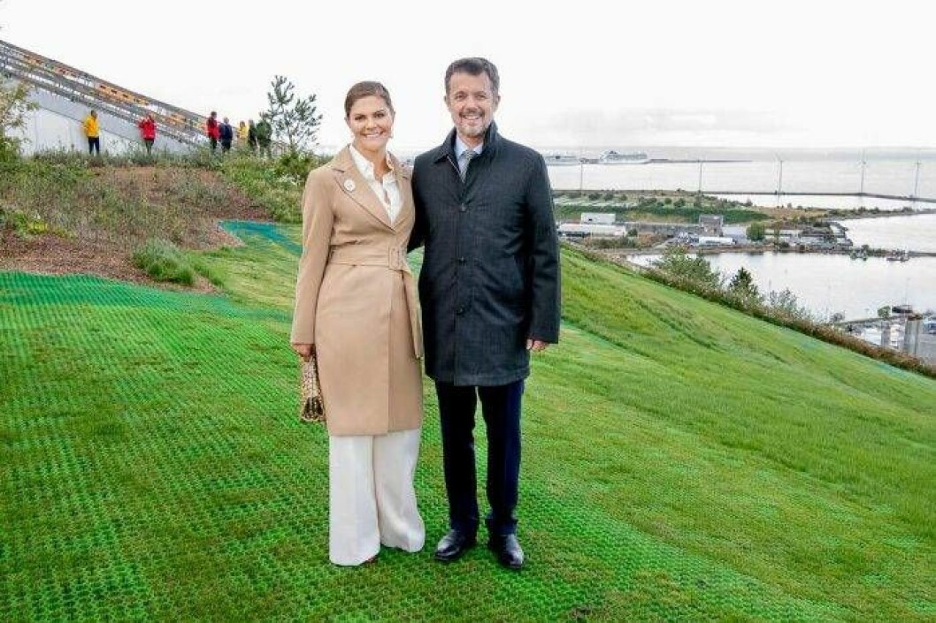 Victoria i Danmark, iförd kappa från Stylein, väska från Little Liffner och örhängen från Cravingfor. Victoria i kappa från Stylein tillsammans med kronprins Frederik