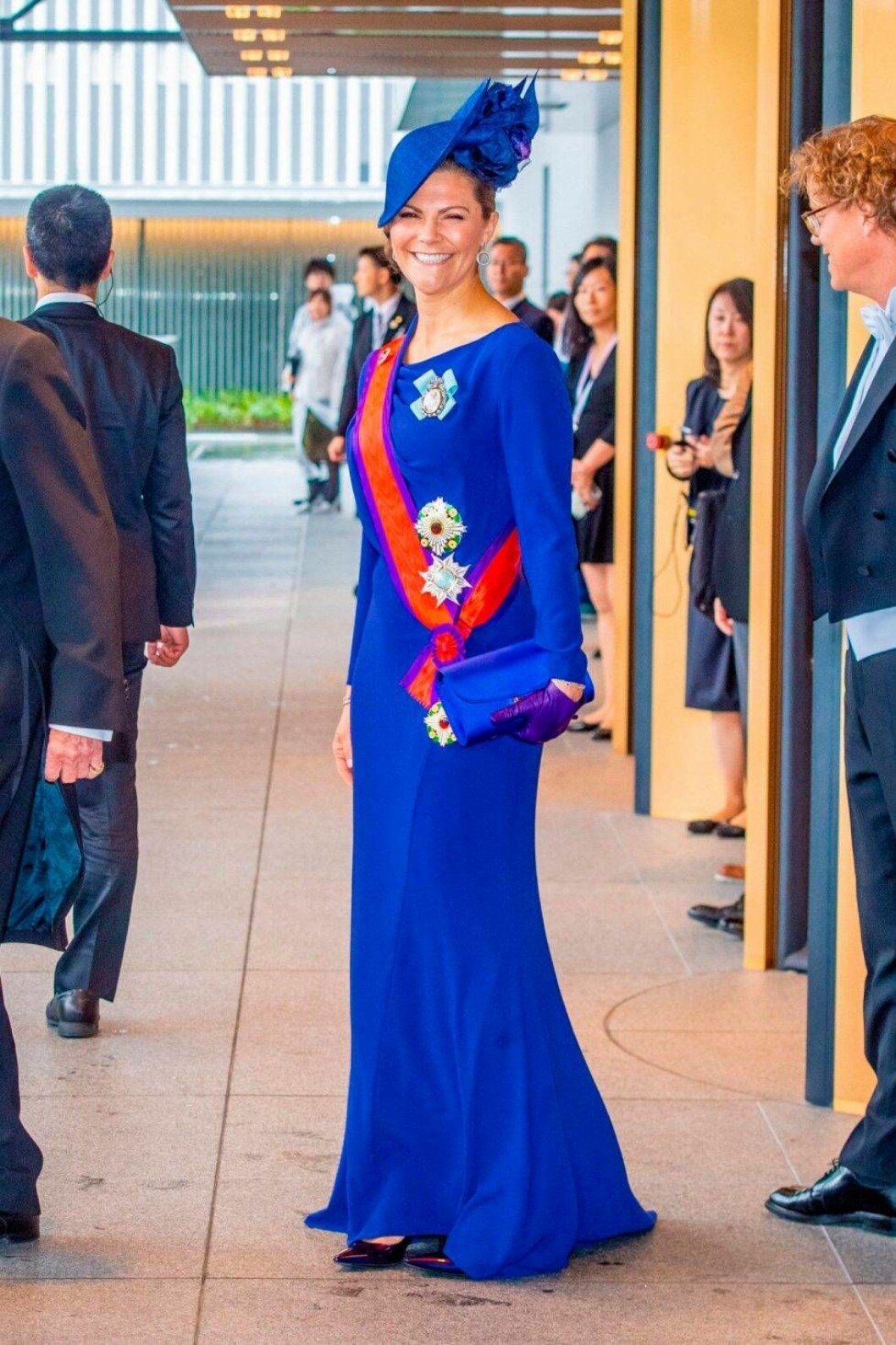 Kronprinsessan under stadsbesöket i Japan för kröningen av den nya kejsaren. Foto: TT Kronprinsessan Victoria i blå klänning för att uppmärksamma havens hälsa.