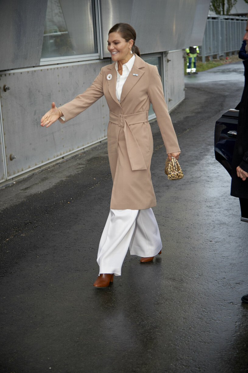 Kronprinsessan Victoria i en beige kappa.
