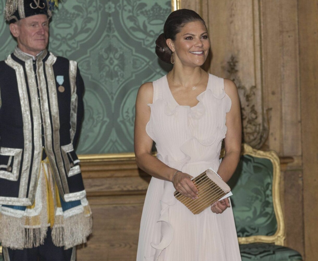 Kronprinsessan Victoria i en klänning från H&M på bröllop.
