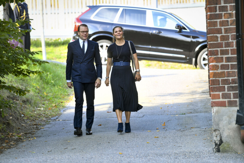 Kronprinsessan Victoria i en plisserad kjol.