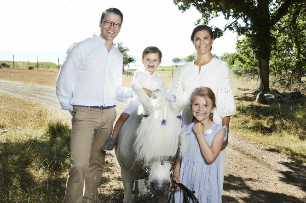 Det blir hemester på Öland för kronprinsessfamiljen. Kronprinsessfamiljen på Öland: Victoria, Daniel, Estelle, Oscar och ponnyn Viktor.