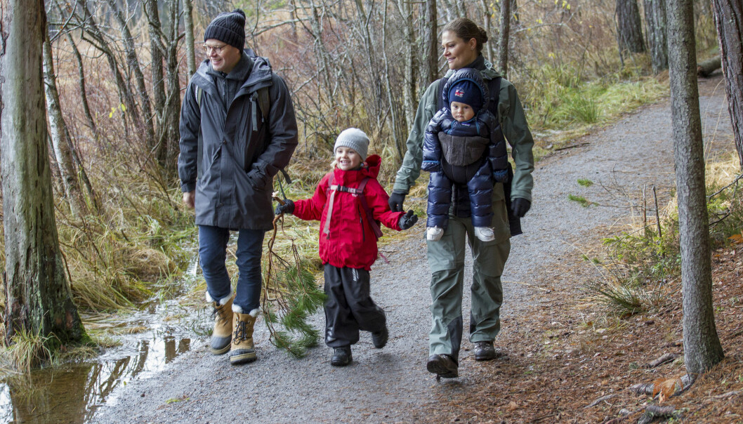 Det finns inget dåligt väder, bara dåliga kläder: Hagafamiljen på regnig skogsutflykt för några år sedan. Prins Daniel ser till att kronprinsessbarnen rör på sig minst en timme om dagen. I det räknas att gunga och springa runt och leka.