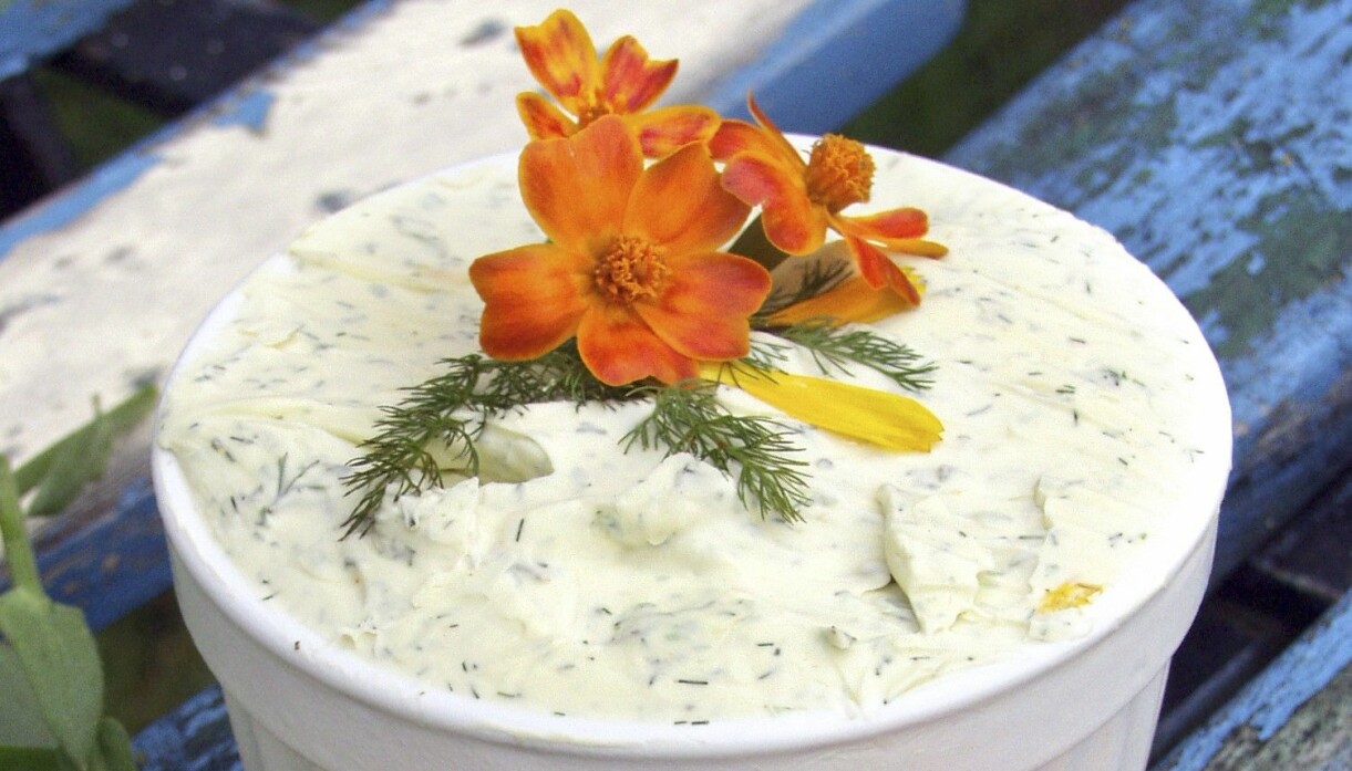 Kryddsmör med både smak och dekoration av tagetes. Kryddsmör med både smak och dekoration av tagetes.