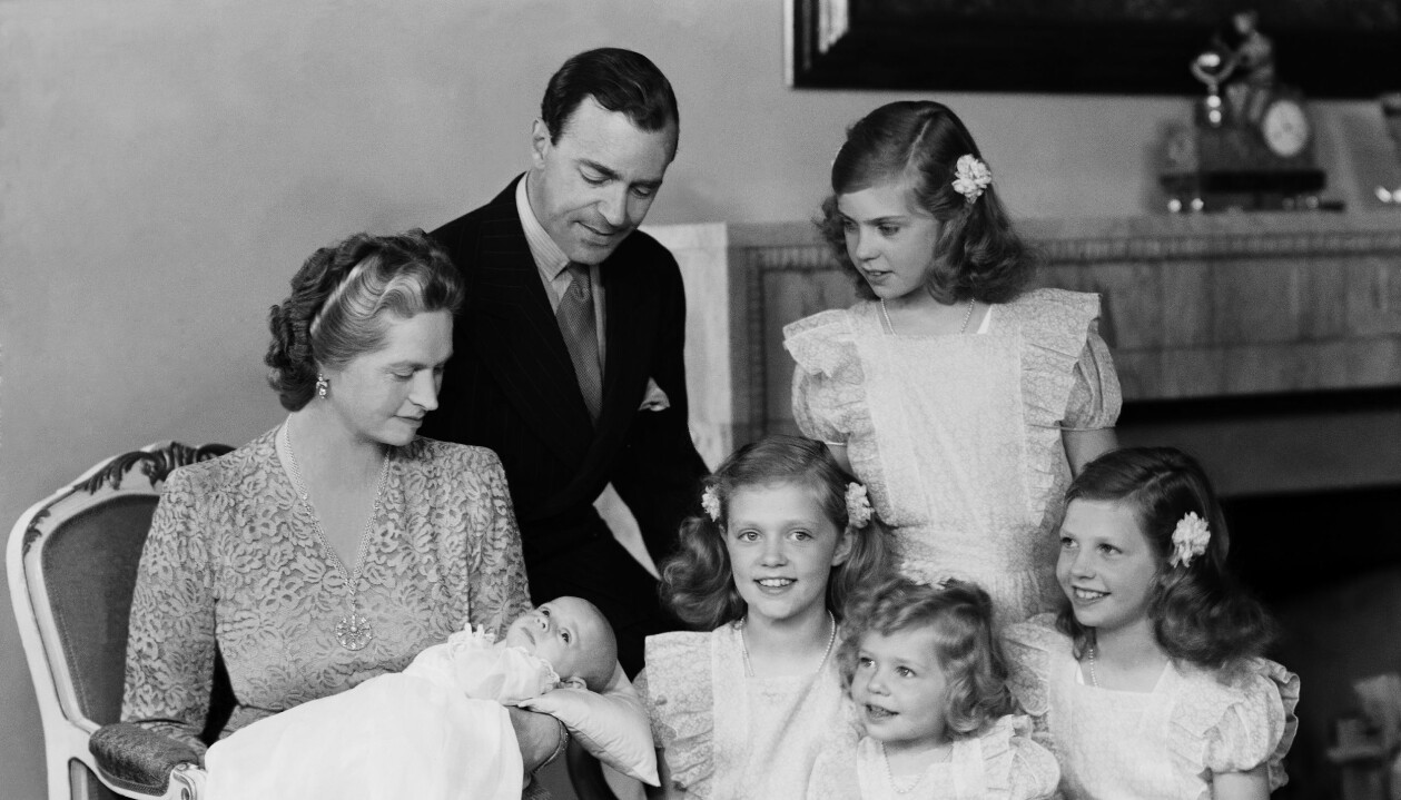 En nyfödd Carl Gustaf med mamma prinsessan Sibylla, pappa kronprins Gustav Adolf, också kallad Edmund, och systrarna Margaretha, Désirée, Birgitta och Christina. Kung Carl Gustaf blir döpt.