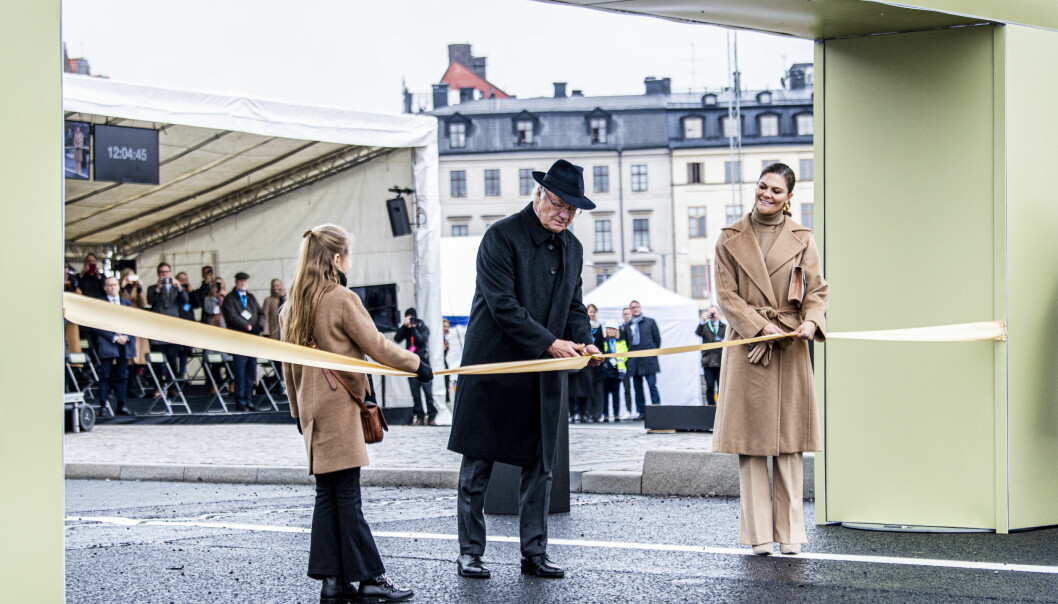 Slussbron, eller guldbron som den också kallats, invigs av kung Carl XVI Gustaf, kronprinsessan Victoria och prinsessan Estelle. Kung Carl XVI Gustaf klipper bandet när Slussbron i Stockholm invigs. Vid hans sida finns kronprinsessan Victoria och prinsessan Estelle.