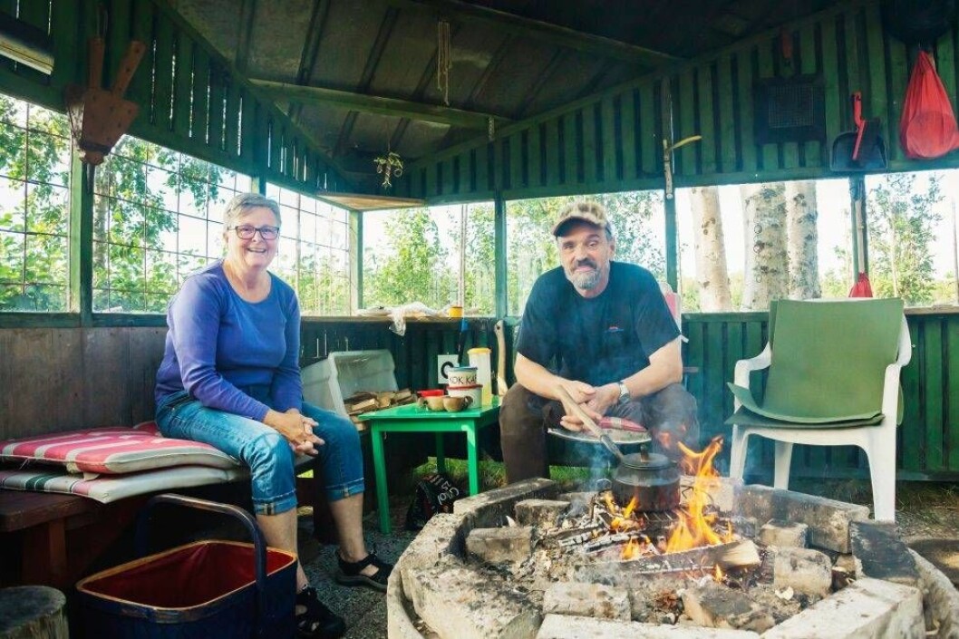 Karin och Åke är riktiga levnadskonstnärer. På ön gäller det att bunkra upp med ved och mat – och att leva enkelt med öppen eld och utedass. Foto: Susanne Lindholm