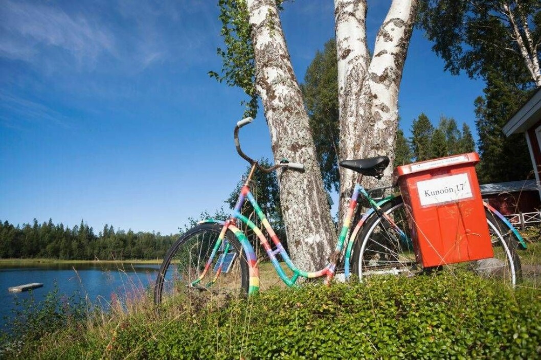 Här är det lätt att leva nära naturen och följa årstidernas växlingar. Karin och Åke studerar gärna fåglar och har sett över 100 arter.