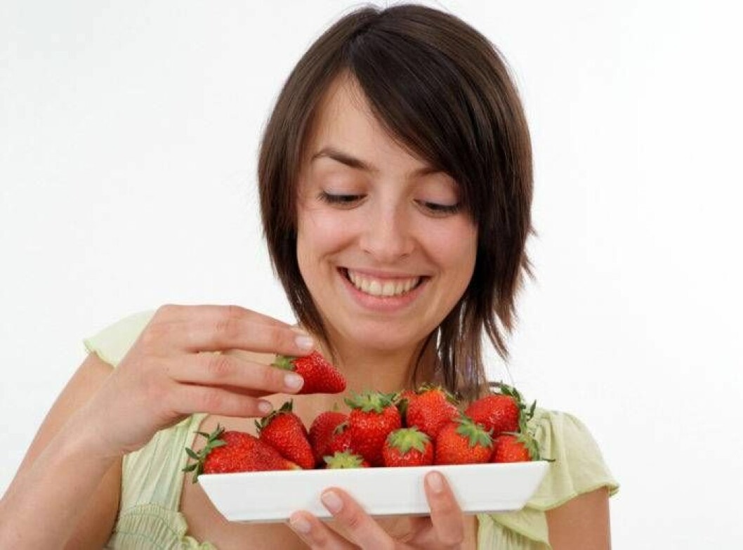 Jordgubbar har mer än 30 procent av det rekommenderade dagliga intaget av både vitamin C och folat per 100 gram bär, enligt Livsmedelsverket. Bild: IBL