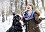 Kvinna busar med hund i snö.