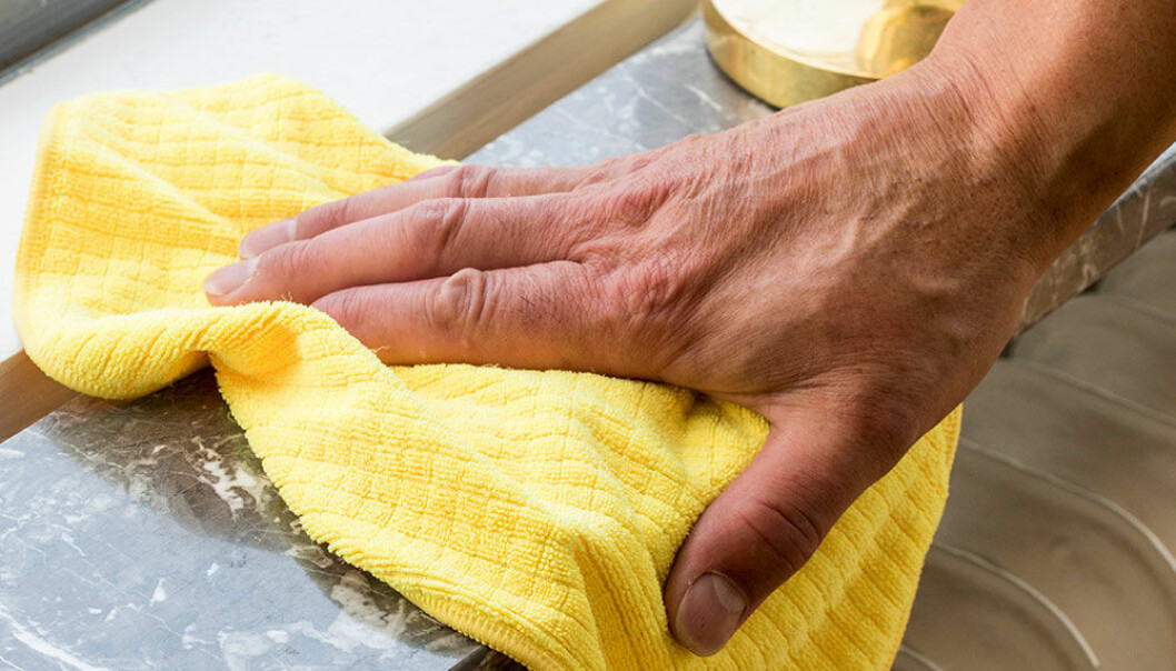 Kvinna dammar med mikrofiberduk.