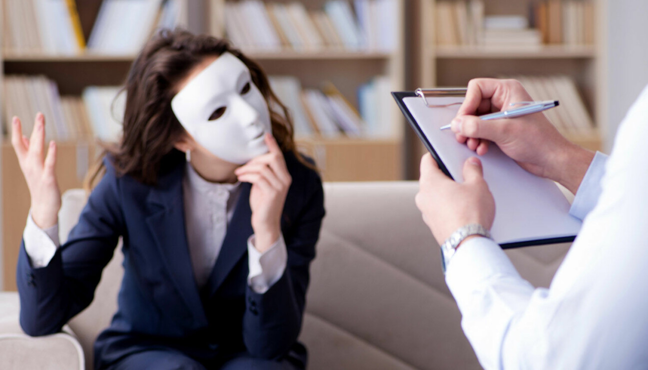 Kvinna gömmer sig bakom en mask hos psykologen.