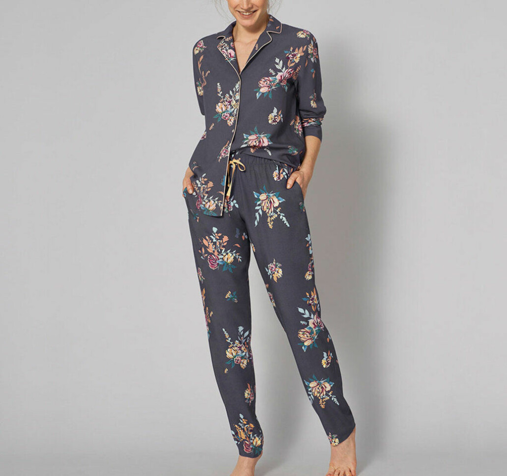 Kvinna i en blommig pyjamas.