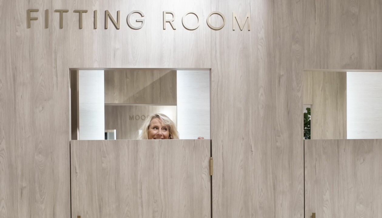 Vissa kedjor stängde sina provhytter i våras på grund av coronaviruset, men nu har vår reporter gett sig ut för att testa provmöjligheterna. Kvinna i en provhytt i en klädesbutik.