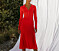 Kvinna i en röd stickad klänning.