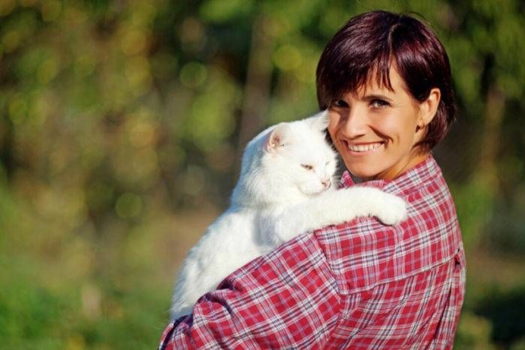 Kvinna med vit katt.